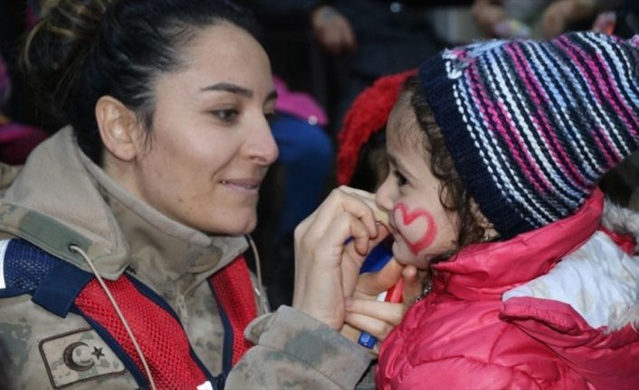 Kadın astsubaylar depremzede çocukları yalnız bırakmıyor