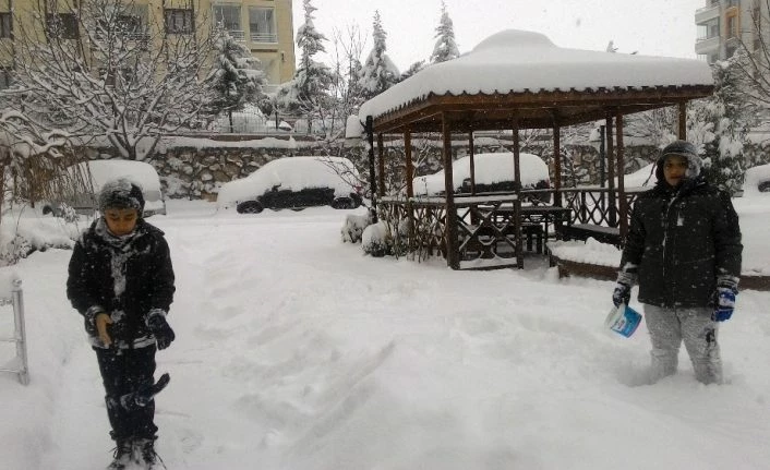 Kar en fazla çocukları sevindirdi, sürücüleri üzdü