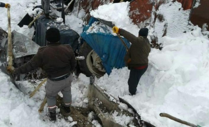 Van Özalp'ta kar kütlesinin ağırlığına dayanamayan garaj çöktü