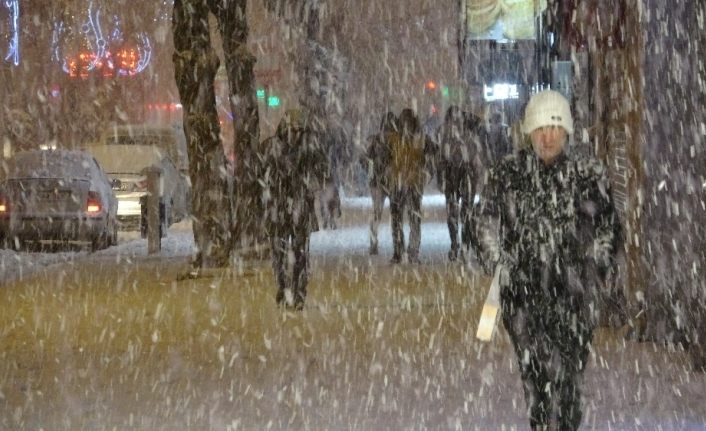 Kar yağışı dün gece Van'da hayatı olumsuz yönde etkiledi