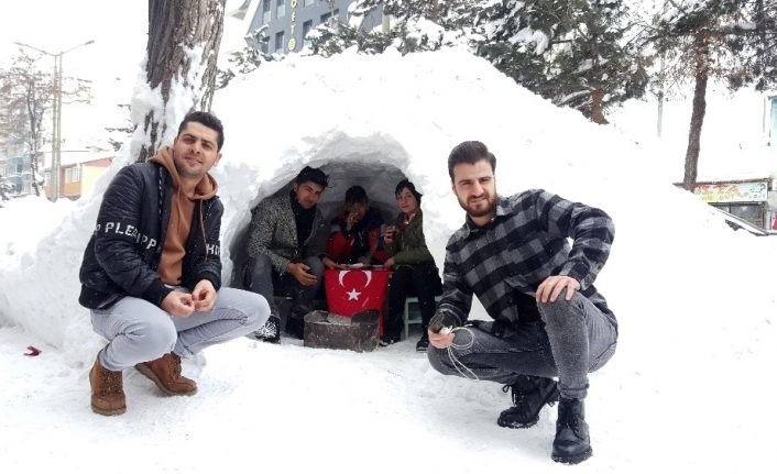 Kardan ‘Eskimo’ evi yapıp içinde çayın keyfini çıkardılar