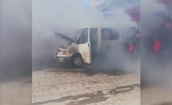 Kars’ta donan minibüs, altında ateş yakılırken alev aldı