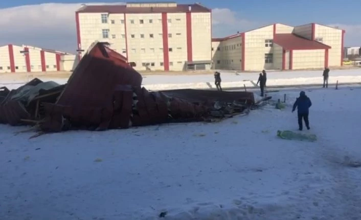 Kars’ta şiddetli rüzgar çatıları uçurdu