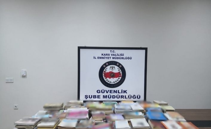 Kars’ta yüzlerce bandrolsüz kitap yakalandı