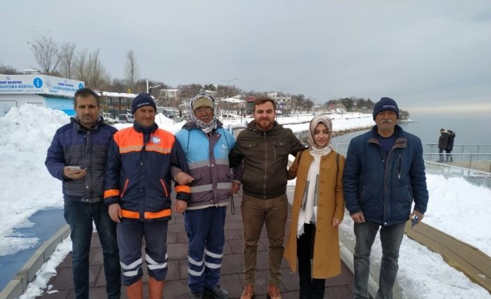 Kartopu oynarken kaybettikleri nişan yüzüğünü belediye işçisi buldu