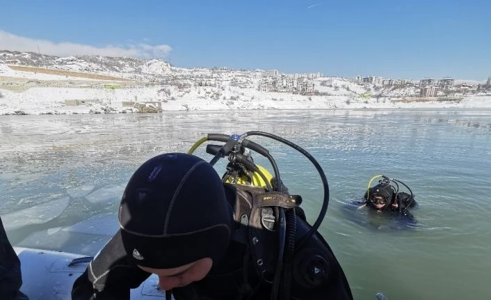 Kayıp Gülistan’ı buz tutan baraj gölünde aradılar