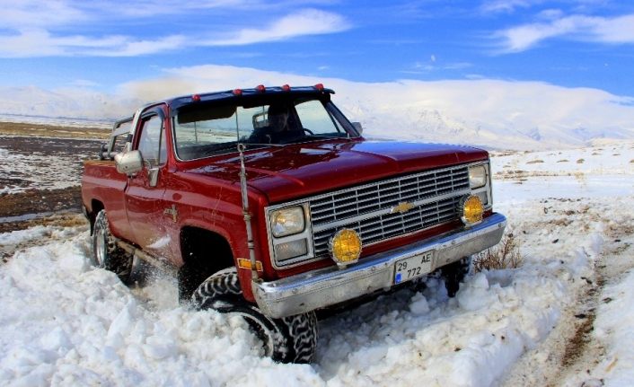 Kışın keyfini 4x4 araçlarla safari yaparak çıkartıyorlar