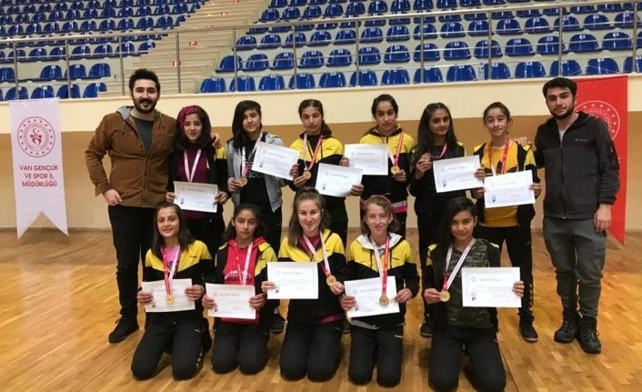 Kız öğrenciler bölge şampiyonu oldu