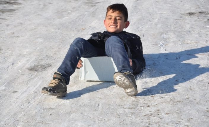 Kızakları yoktu, sacın üzerine oturarak kaydılar