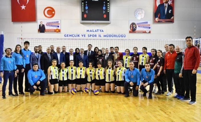 Liseler arası voleybol turnuvası büyük çekişme
