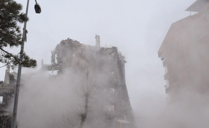 Malatya’da deprem öncesi boşaltılan binalar da yıkılıyor