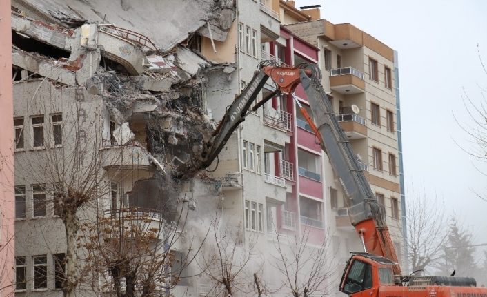 Malatya’da riskli binalar yıkılmaya devam ediyor