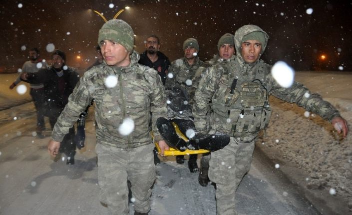 Mehmetçik, yaralanan vatandaşı ambulansa yetiştirmek için metrelerce sedyede taşıdı