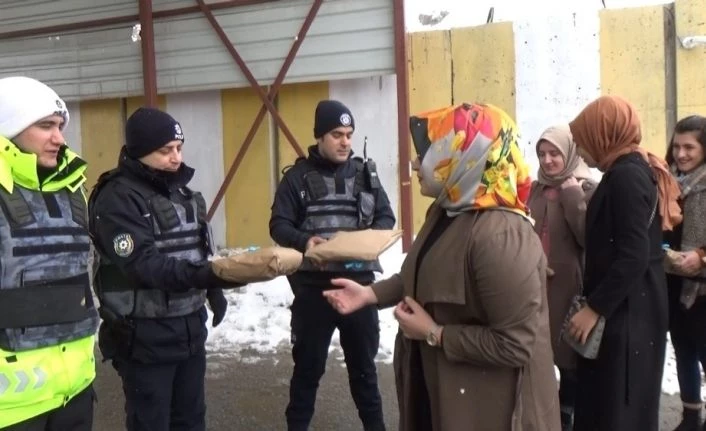 Öğrenciler ördükleri atkı ve bereleri güvenlik güçleri ve öğrencilere dağıttı