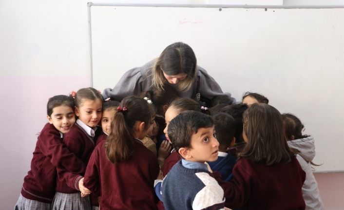 Öğretmeni, depremde hayatını kaybeden öğrencisi için gözyaşı döktü