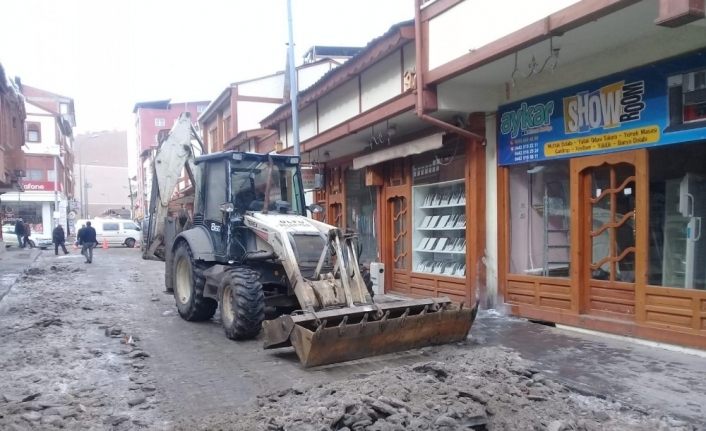 Oltu Belediyesi Karla Mücadele Ekipleri yoğun mesai harcıyor