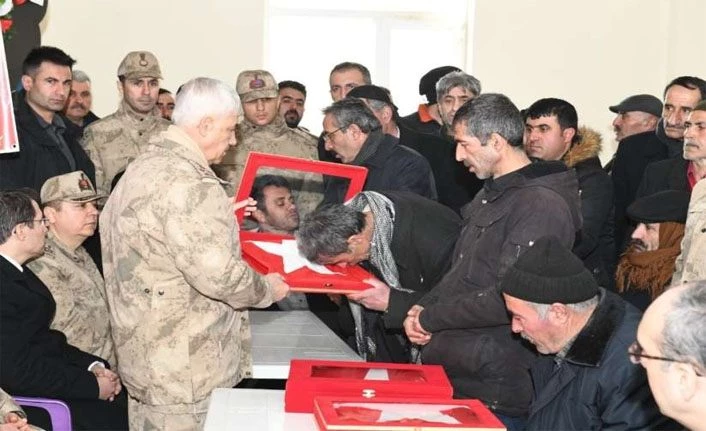 Orgeneral Çetin’den Van'daki şehit ailelerine Türk bayrağı