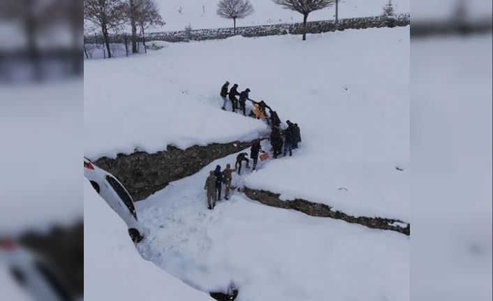 Otomobil köprüden uçtu, yaralı elbirliğiyle kurtarıldı