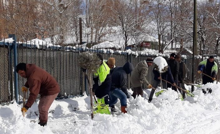 Özalp Belediyesinden karla mücadele çalışması