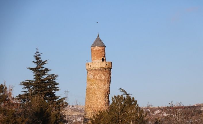 Pisa kulesinden daha fazla eğik olan minare, depremden etkilenmedi