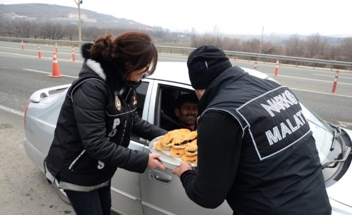 Polis bu kez ceza kesmedi mangal ikram etti