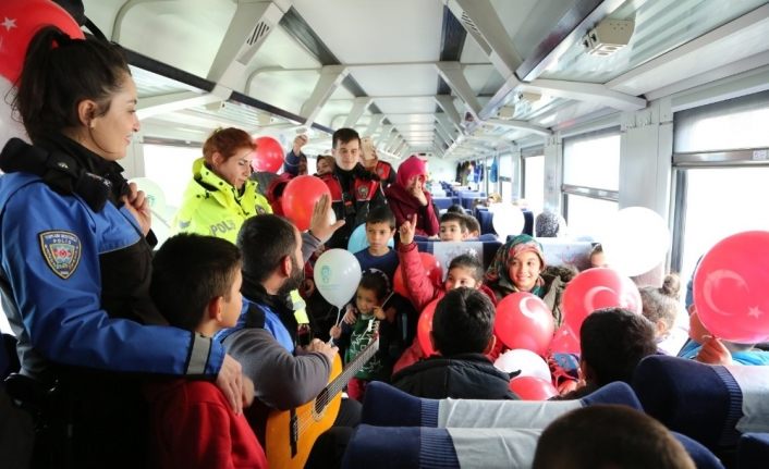 Polis vagonlarda kalan depremzede çocukları sevindirdi