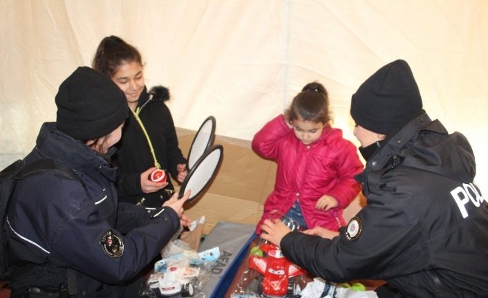 Polisler, depremzede çocuklar için görevde