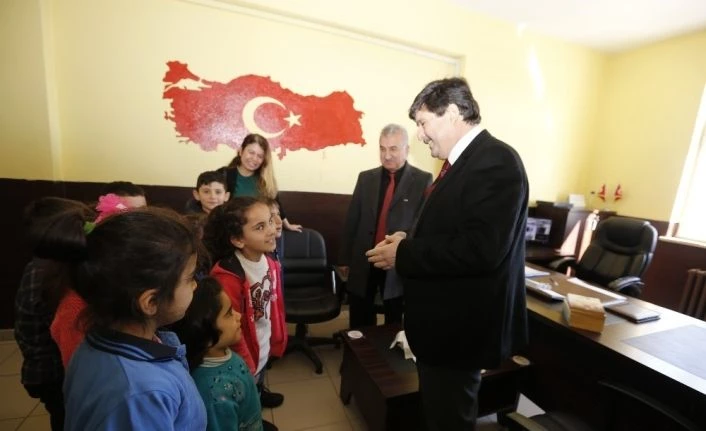 Rektör Amca, toplanan kitapları Kıyıdüzü köyü ilkokuluna teslim etti