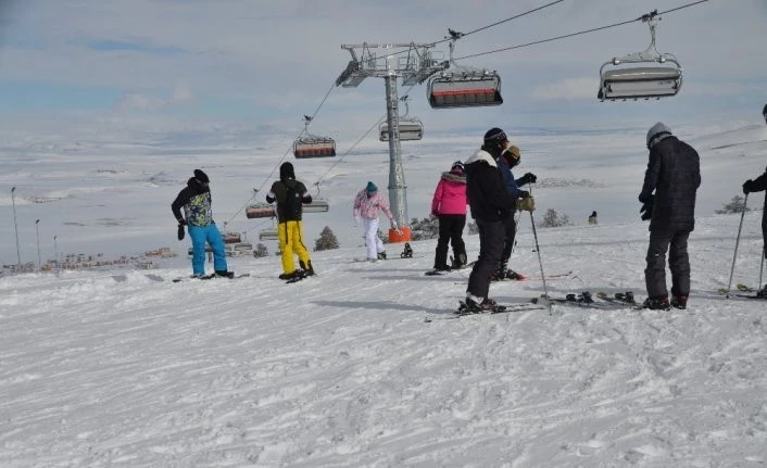 Sarıkamış’ta kristal kar üzerinde kayak keyfi