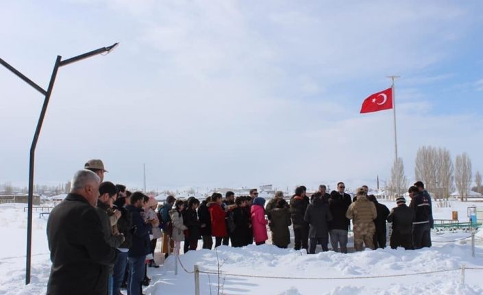 Van Saray'daki şehit Dolançay mezarı başında anıldı