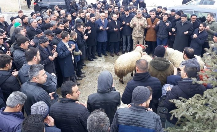 Van Çaldıran'da şehitler için mevlit okutulup musibetler için kurban kesildi