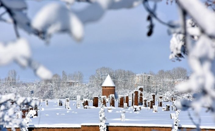 Tarihi kent Ahlat’tan kartpostallık manzaralar