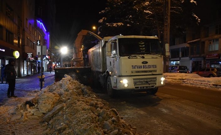 Tatvan’da 4 günde 765 kamyon kar şehir dışına taşındı