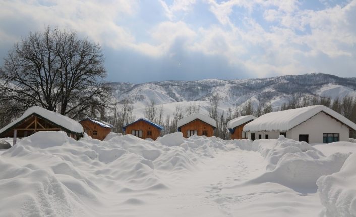 Tunceli’nin bir ilçesi kara gömüldü