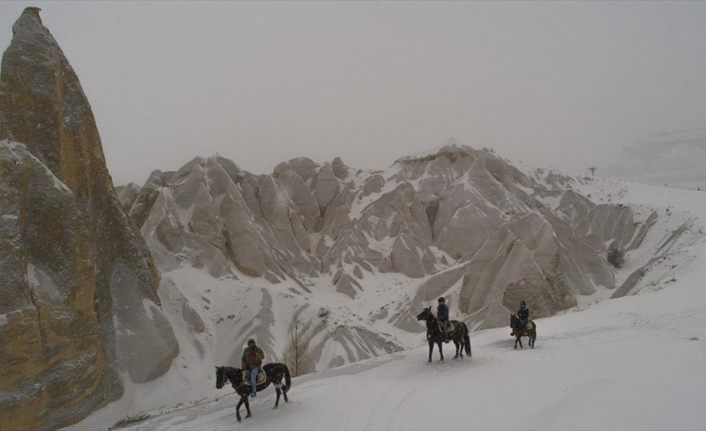 Turistler karla kaplı Kapadokya