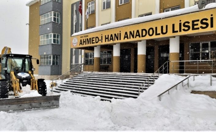 Tuşba’da okul bahçeleri kardan temizleniyor