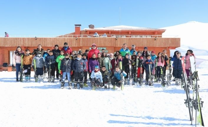 Vali Akbıyık’tan kayak eğitimi gören öğrencilere ziyaret