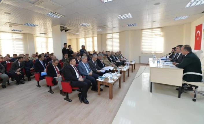 Vali Memiş, Tortum ve Uzundere’de muhtarlarla bir araya geldi