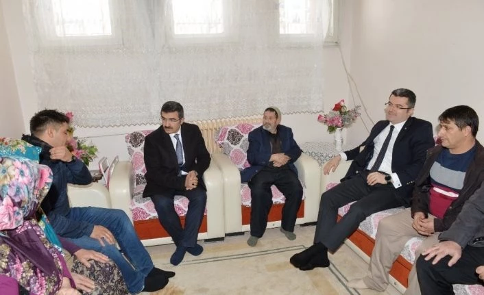 Vali Memiş, yaralı Uzman Onbaşı Kaplan’ı evinde ziyaret etti