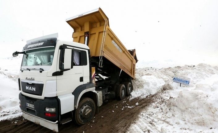 Van Büyükşehir Belediyesi 11 bin kamyon kar taşıdı