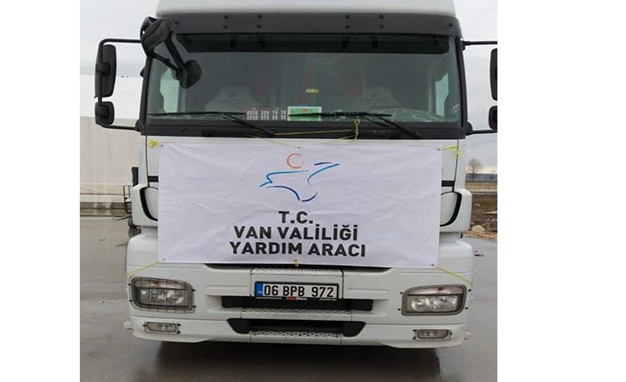 Van Büyükşehir Belediyesi ve Van Valiliğinden depremzedelere gıda yardımı 