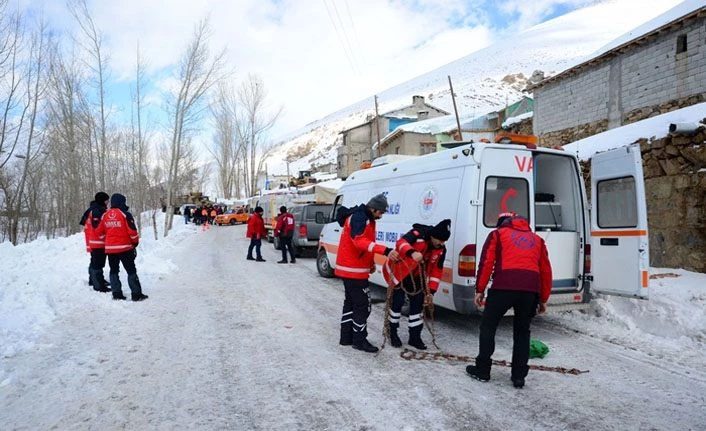 Van'da çığın düştüğü bölgede arama çalışmaları yeniden başlatıldı