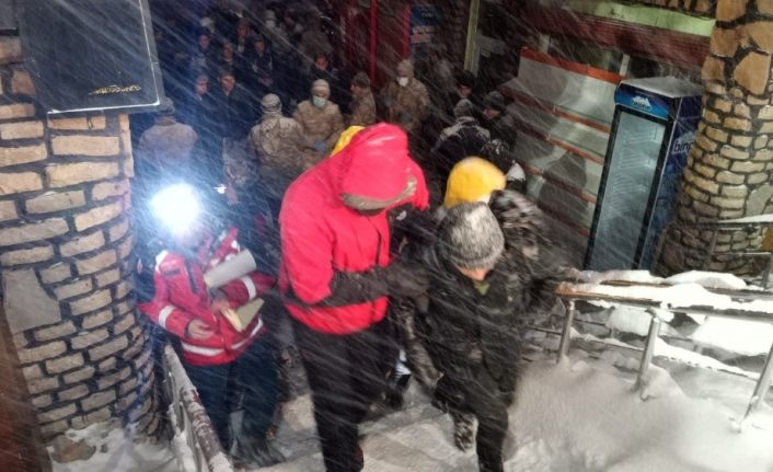 Van Gölü kıyısında donma tehlikesi geçiren göçmenler hastaneye kaldırıldı