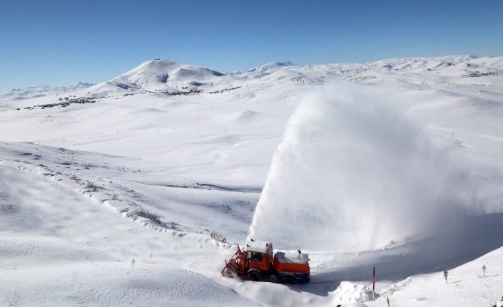 Van’da 765 yerleşim yeri ulaşıma kapandı