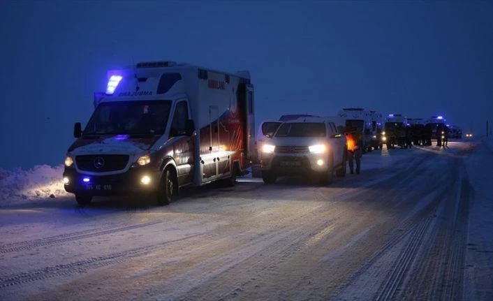 Van'da çığ düşen bölgedeki arama kurtarma çalışmalarına ara verildi