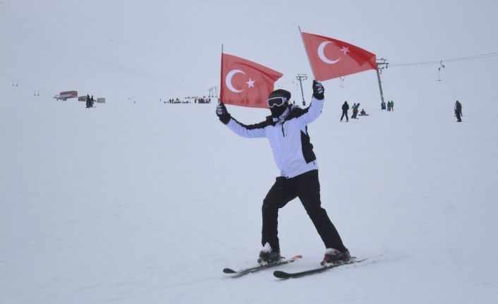 Van’da Türk bayraklı kayak gösterisi