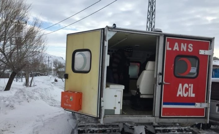 Yaşlı hastanın imdadına paletli ambulans yetişti