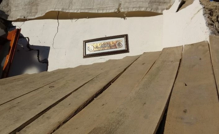 Yerle bir olan evde besmele tabelasının asılı olduğu duvar sağlam kaldı