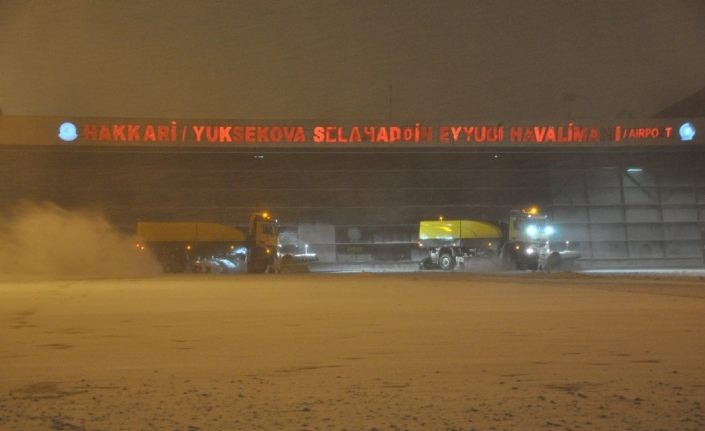 Yüksekova havalimanında yoğun tipi altında karla mücadele