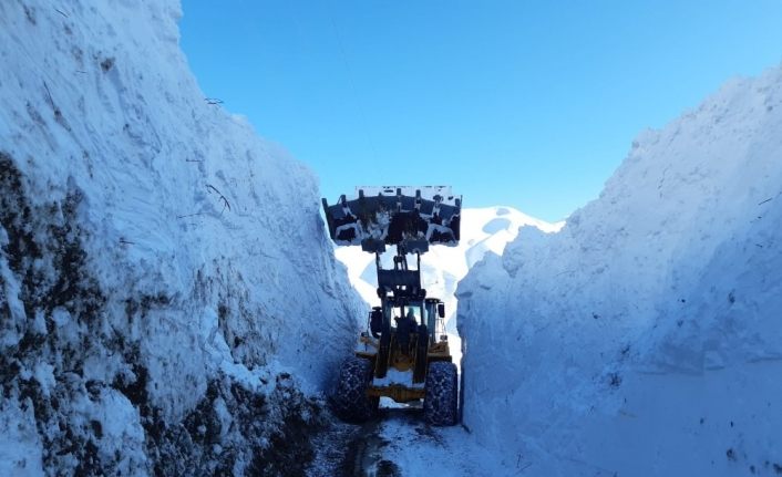 Yüksekova’da 6 Metreyi Bulan Kar Tünelleri Şaşırttı